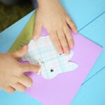 bambino che crea lavoretto pasquale
