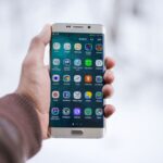 smartphone in mano a una persona