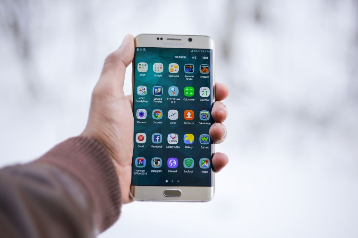 smartphone in mano a una persona