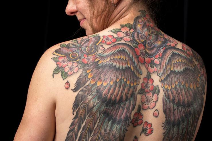 ragazza di spalle con tattoo