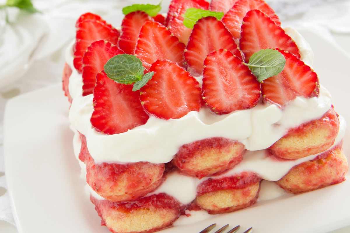 porzione di tiramisù con le fragole