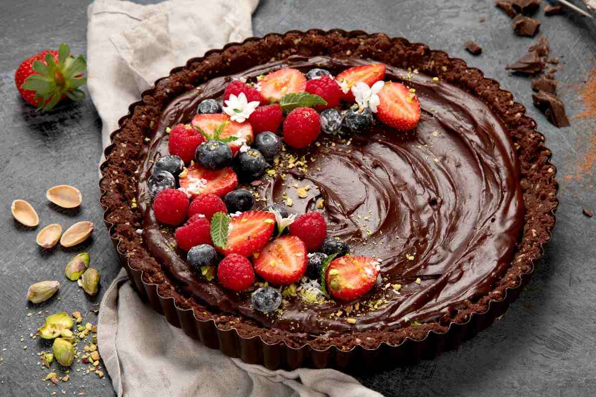 crostata morbida con ganache al cioccolato e frutta fresca