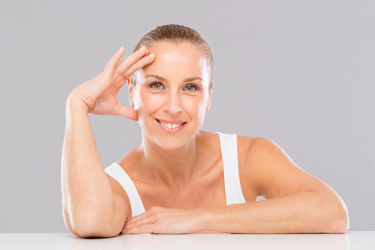 donna sorridente con pelle del viso senza rughe
