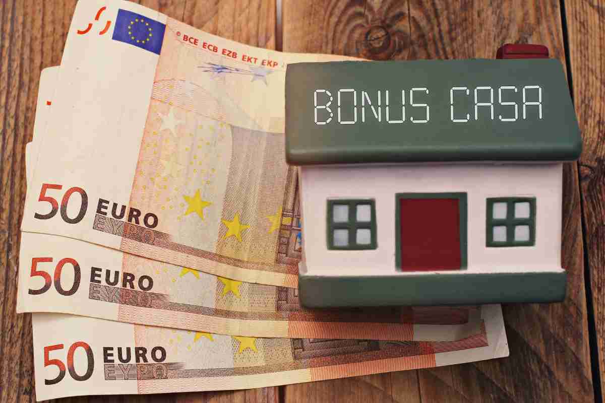 banconote da 50 euro e modellino di casa con su scritto bonus