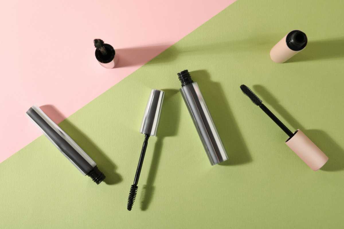 diversi flaconi di mascara aperti