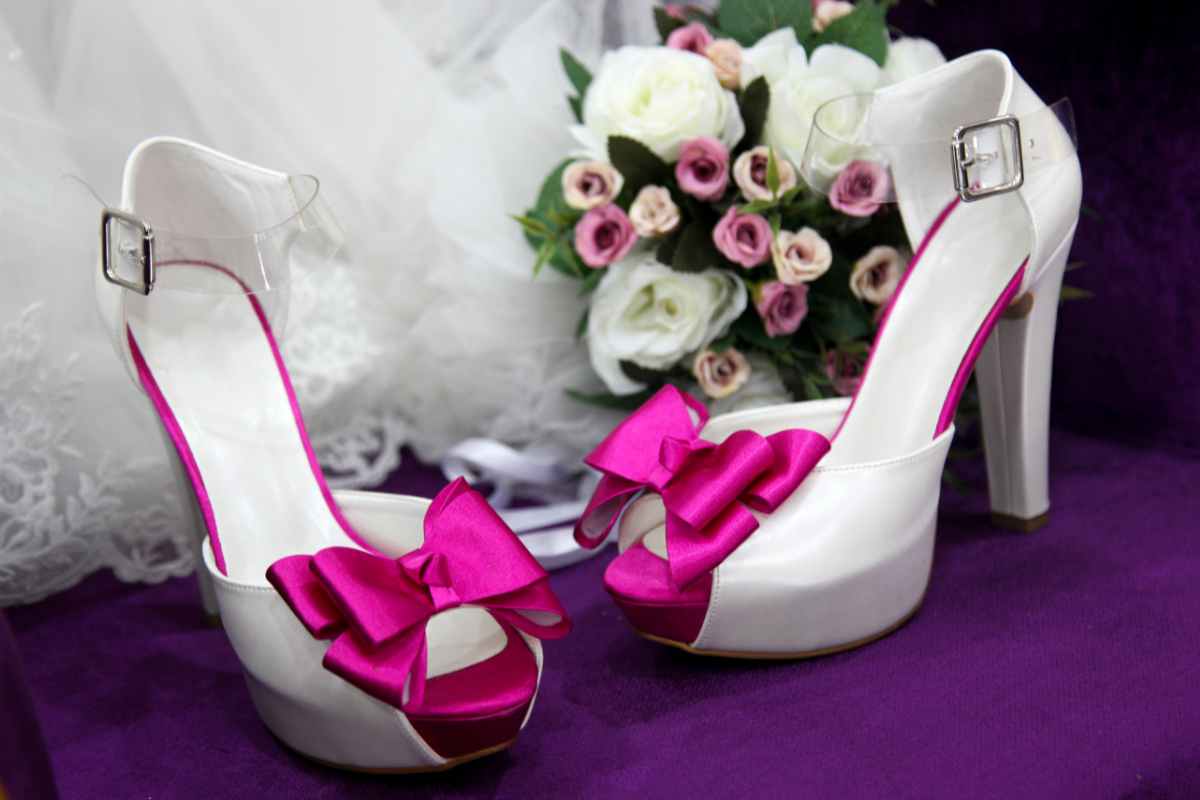 scarpe da sposa bianche di lusso con fiocco fucsia