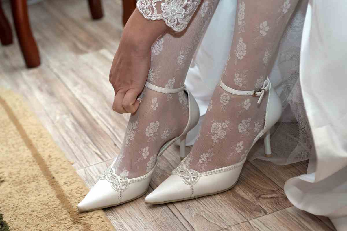 sposa allaccia le scarpe