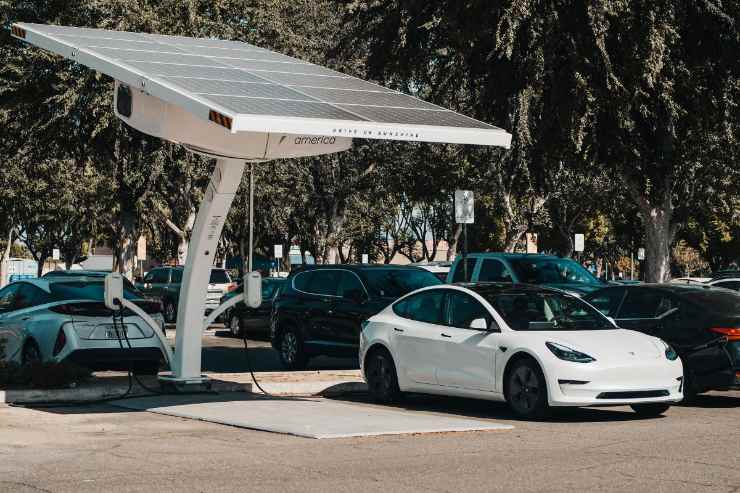 auto elettriche in un parcheggio con ricarica