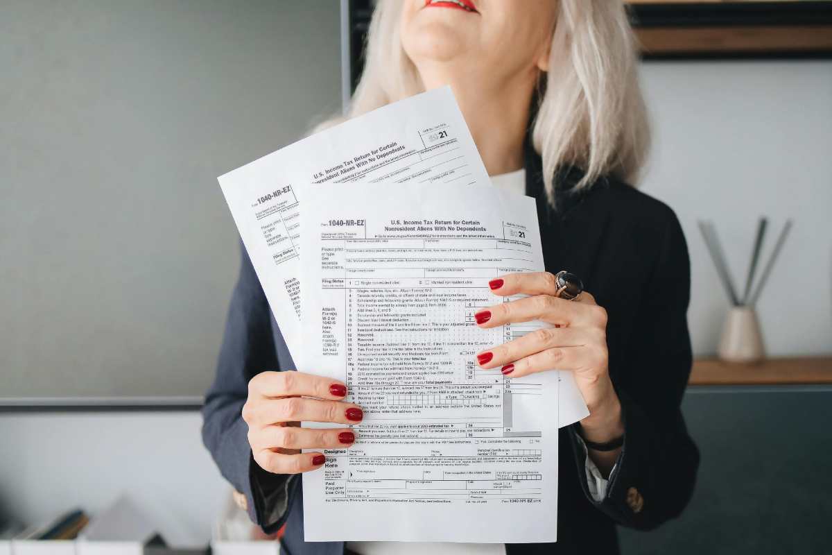Donna che mostra dei documenti per la dichiarazione dei redditi