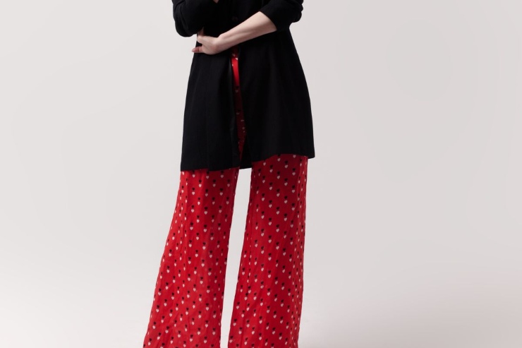 modella in posa con pantaloni larghi e blazer