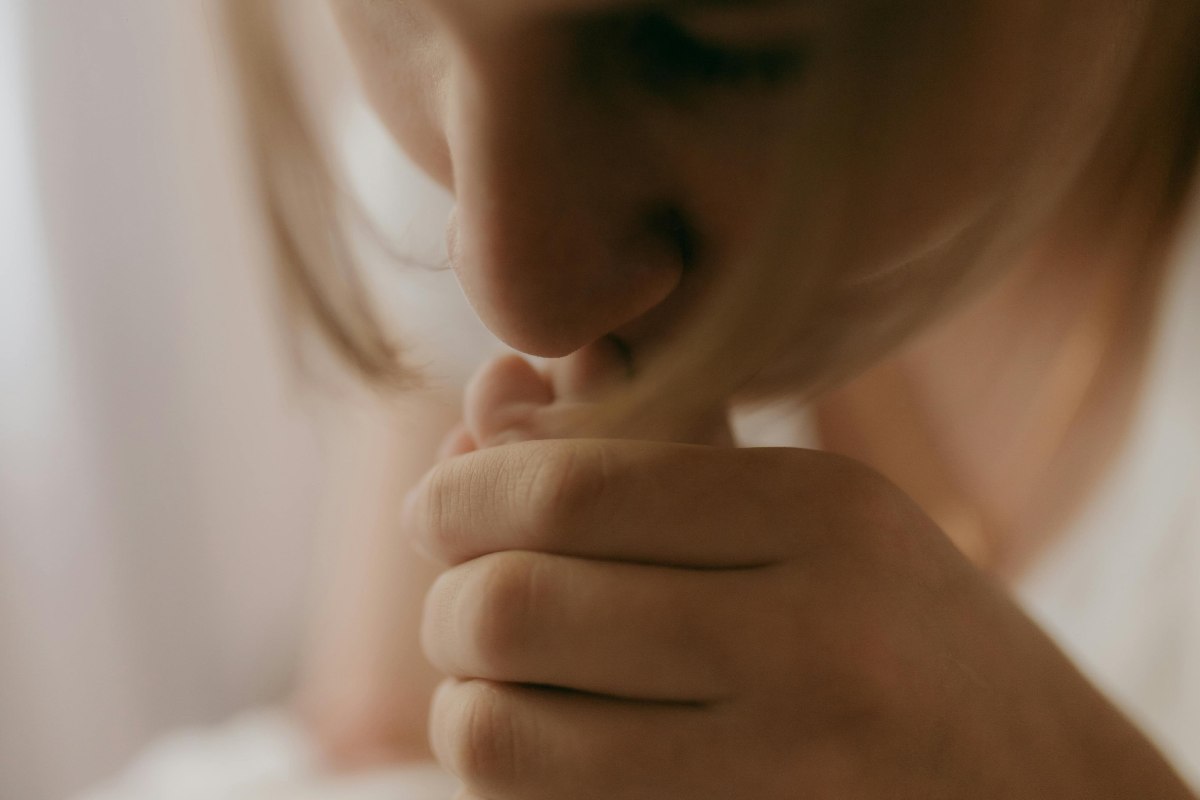 Mamma che bacia il piedino di un bambino