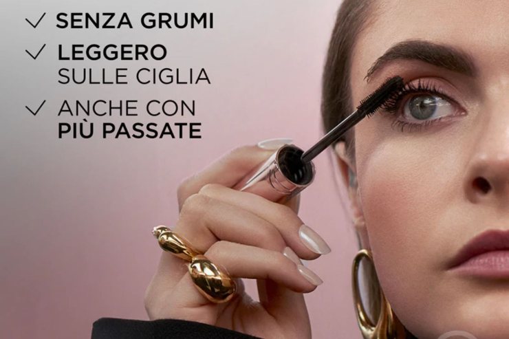 modella con mascara