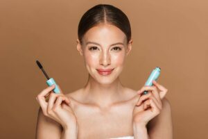 primo piano ragazza con mascara in mano aperto