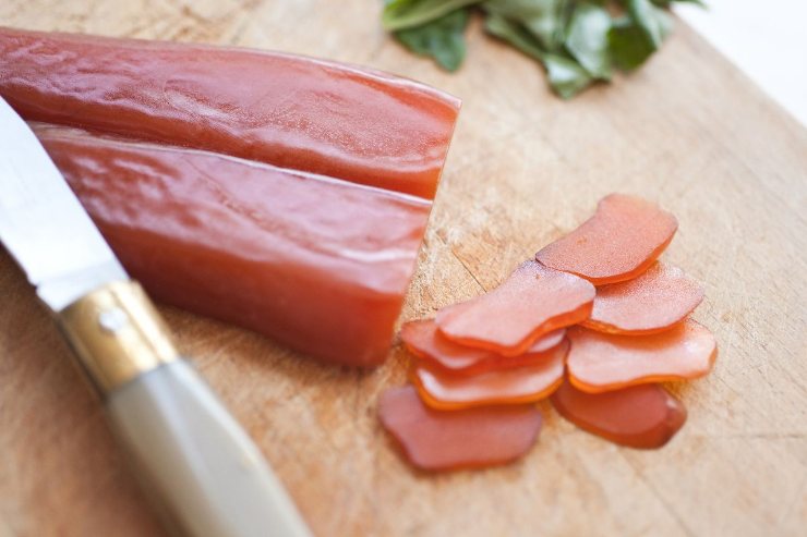 bottarga di muggine su tagliere