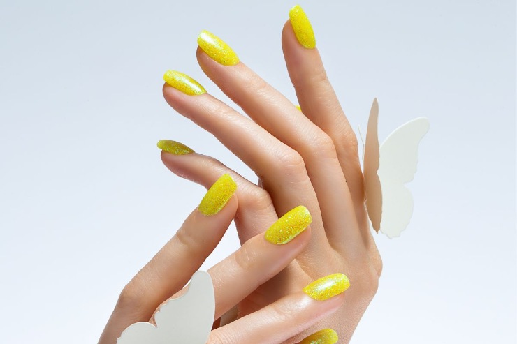 mani di una ragazza con nail art appena fatta