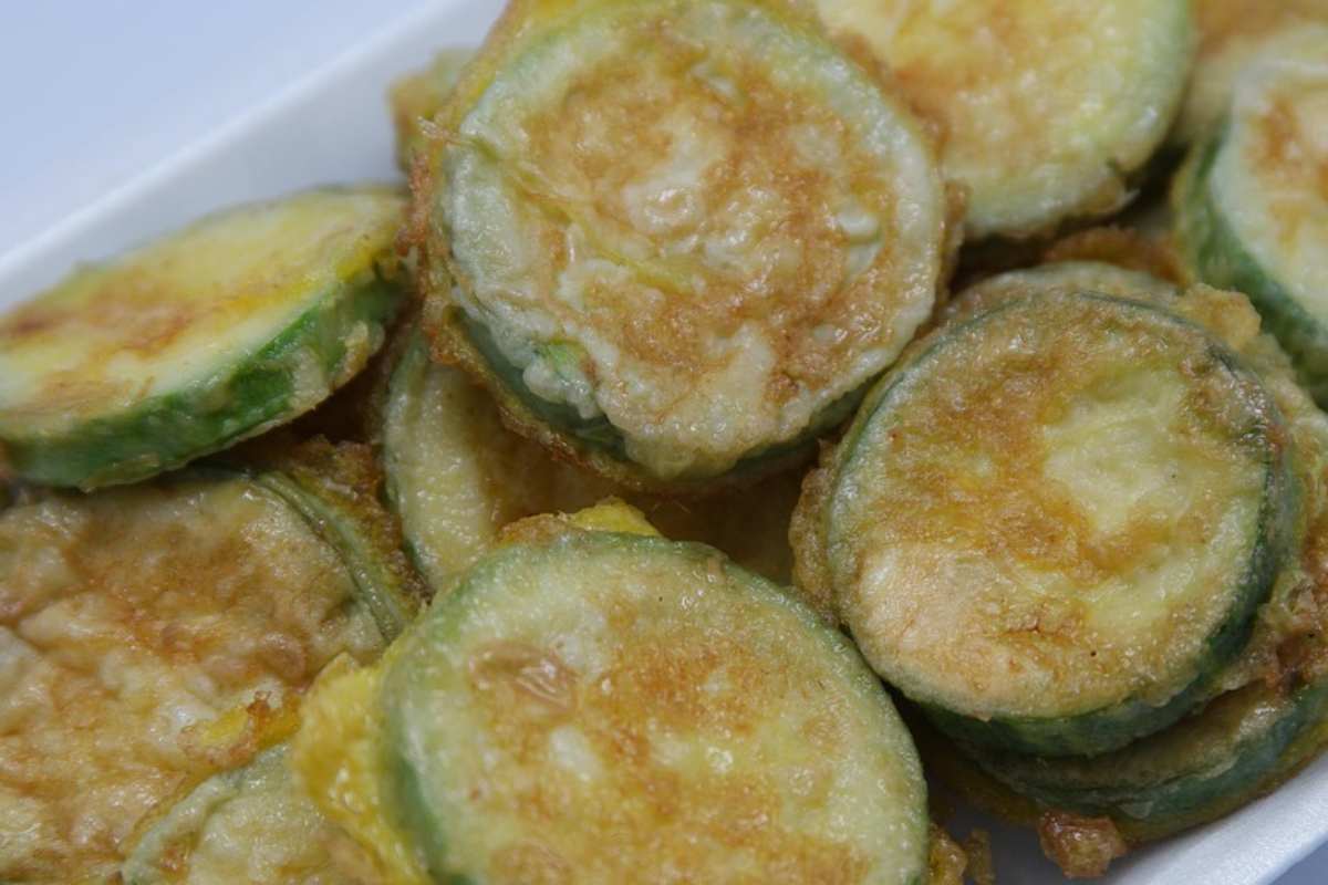 piatto di zucchine a rondelle