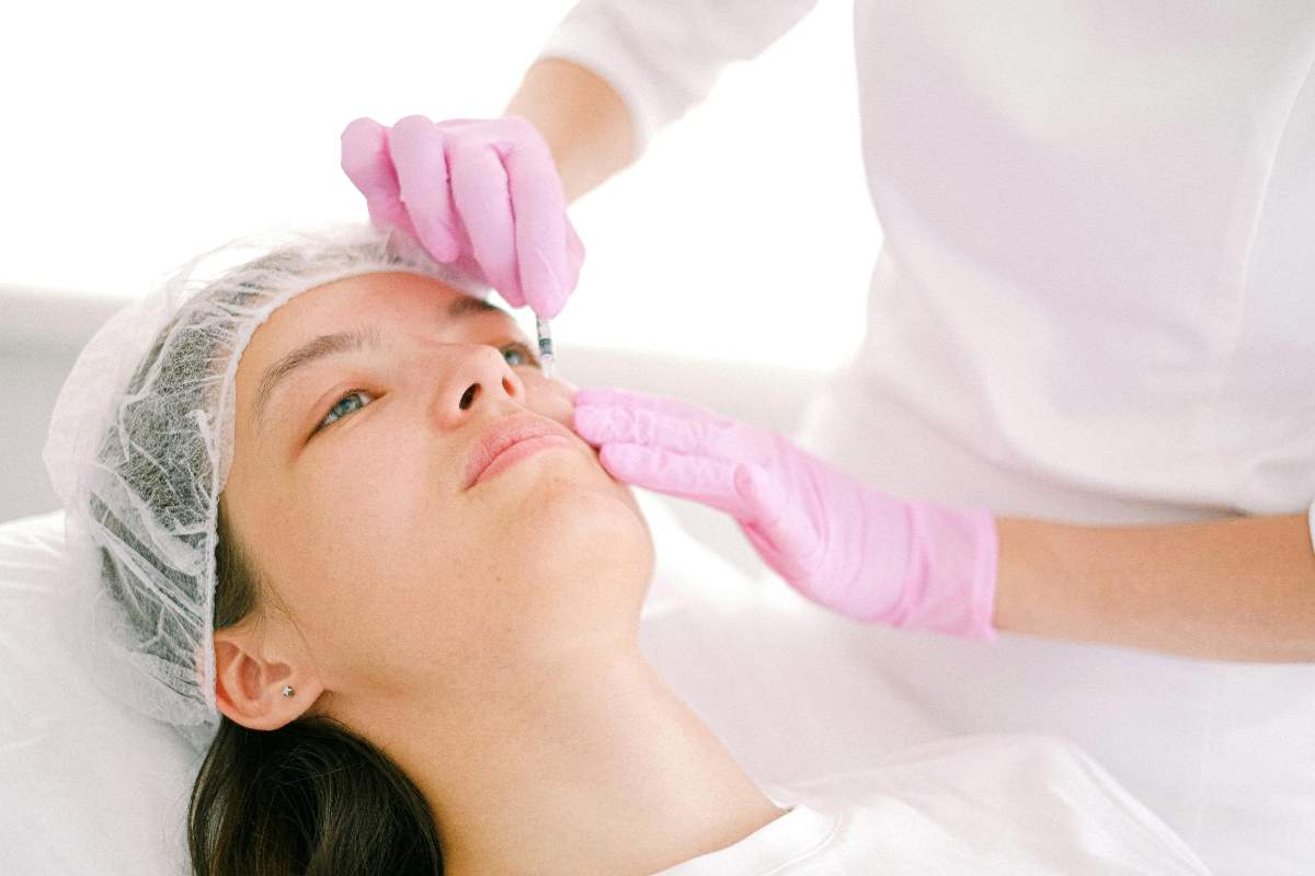 Donna che si sottopone a infiltrazione cutanea a fini estetici