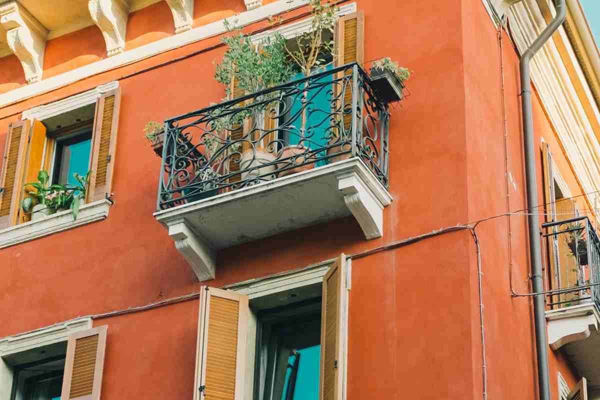 Balcone con piante in un palazzo