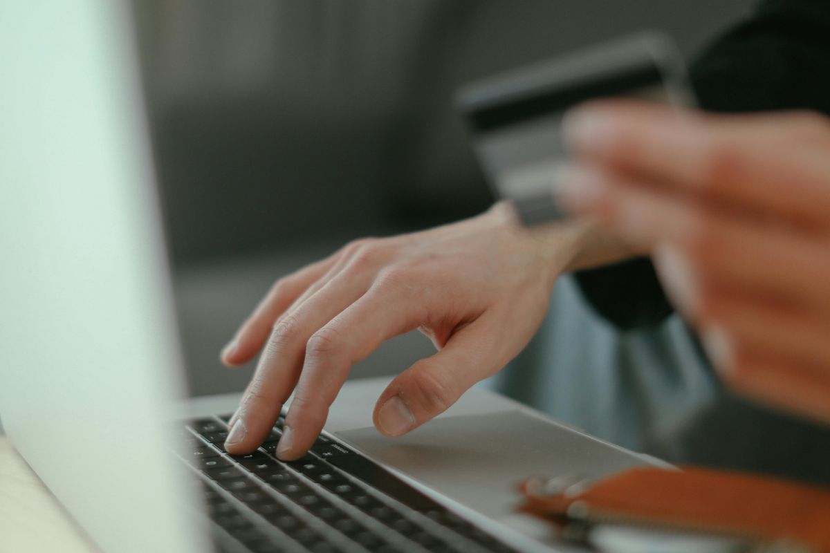 Carta di credito per acquisti online con portatile