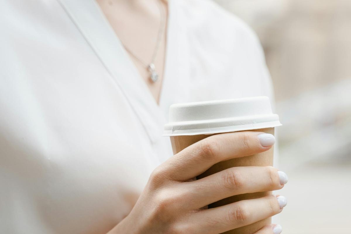 Donna che stringe in mano un caffè lungo