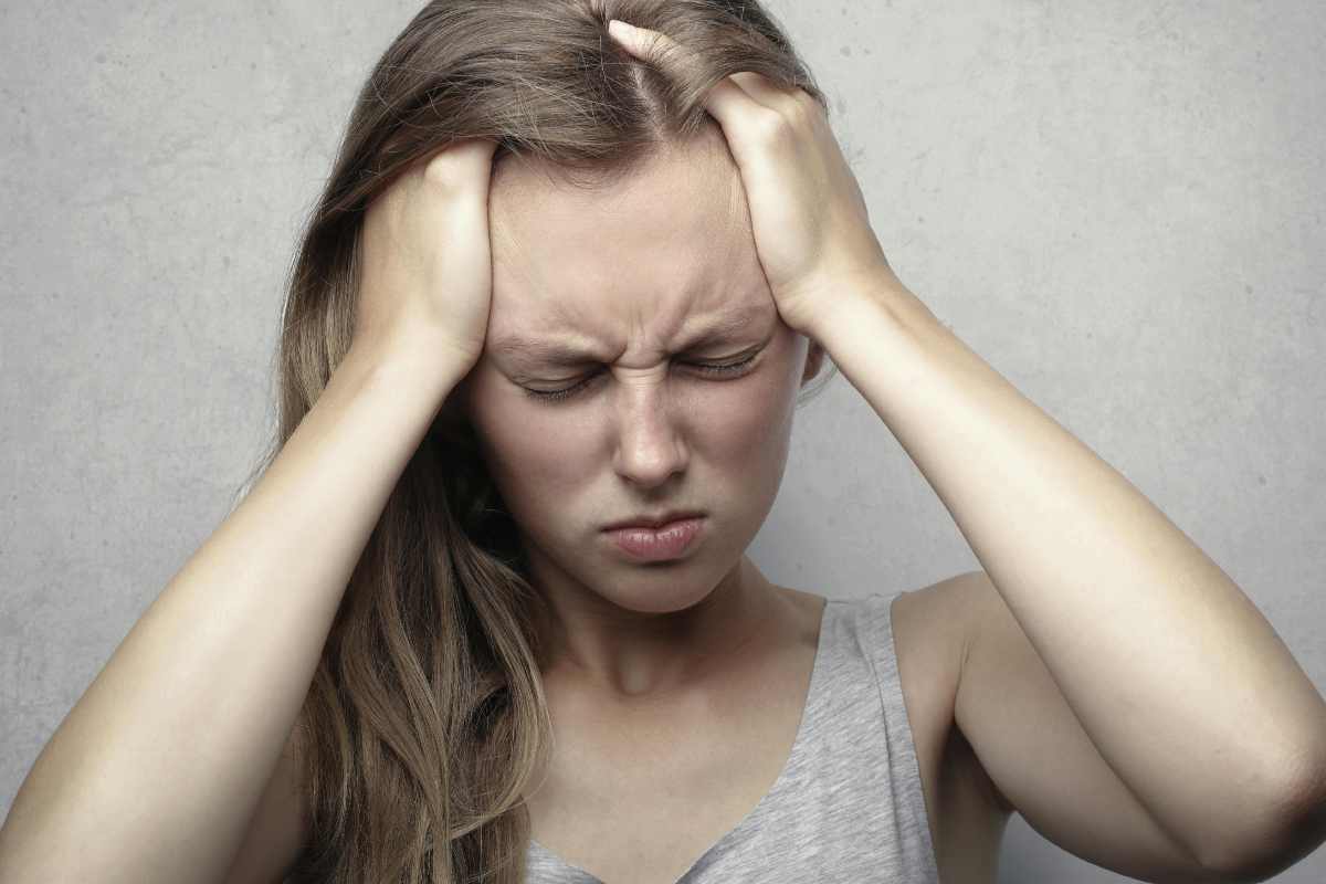 Ragazza con le mani nei capelli