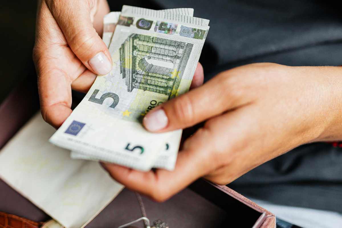 Mani con banconote da 5 euro