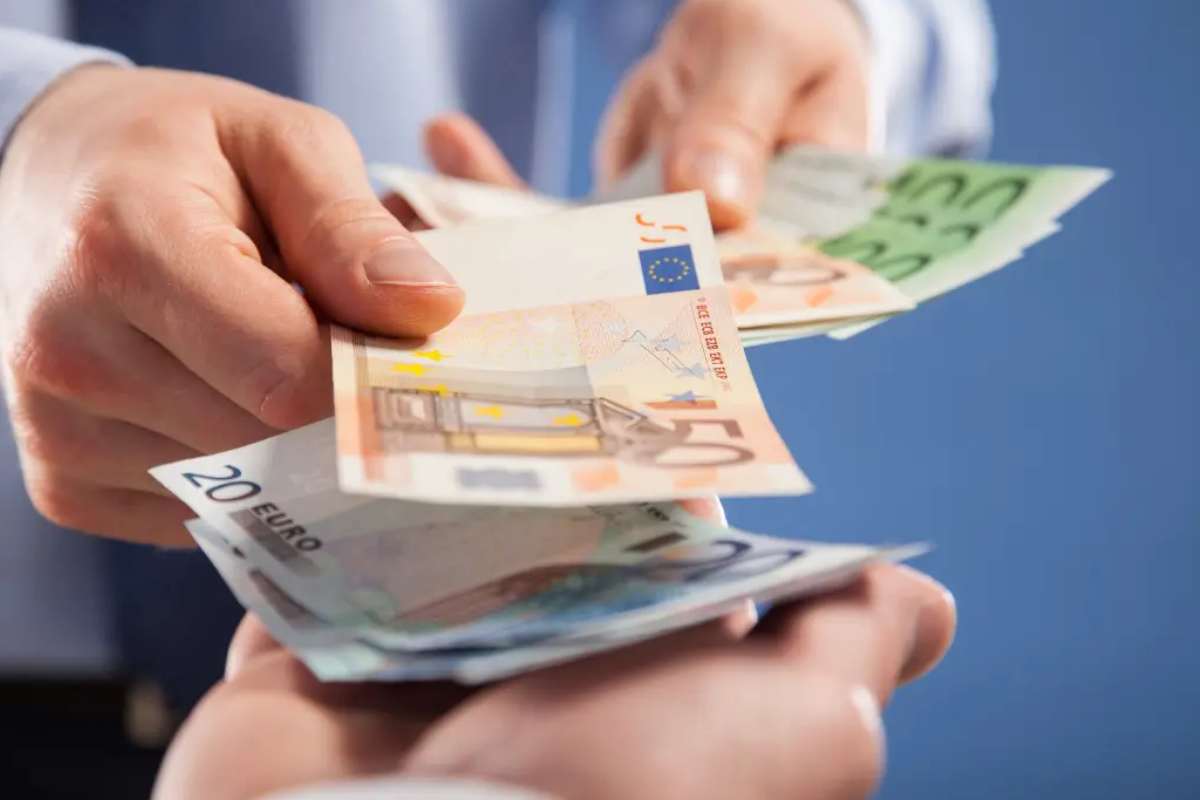 Mano che paga degli euro