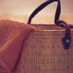 primo piano di una borsa da mare in paglia sulla spiaggia