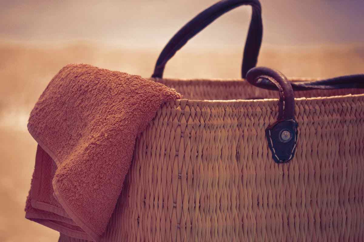 primo piano di una borsa da mare in paglia sulla spiaggia