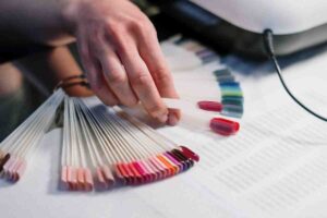 palette per unghie su banco estetista
