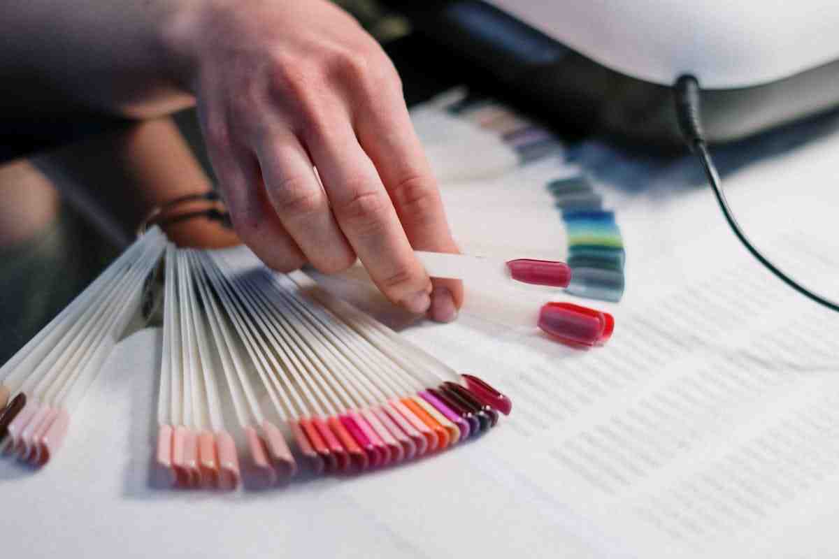 palette per unghie su banco estetista