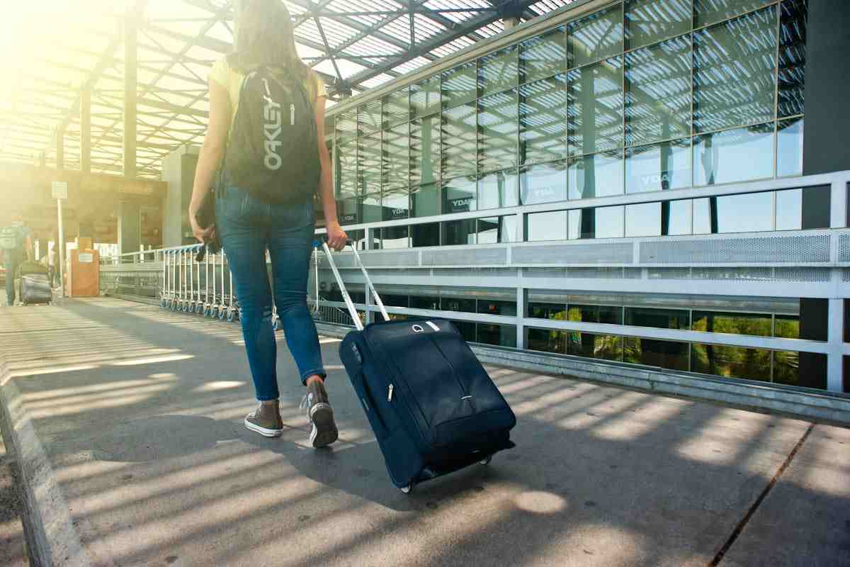 donna con valigia trolley