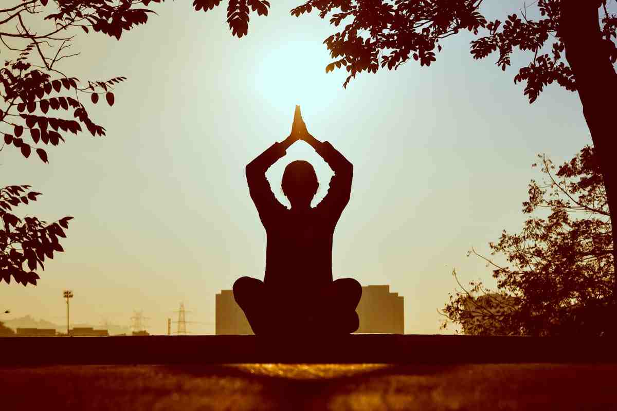 donna che fa yoga