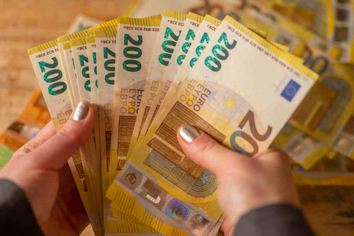 banconote da 200 euro tra le mani di una donna