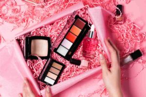uno dei cofanetti sephora pieno di cosmetici con le offerte
