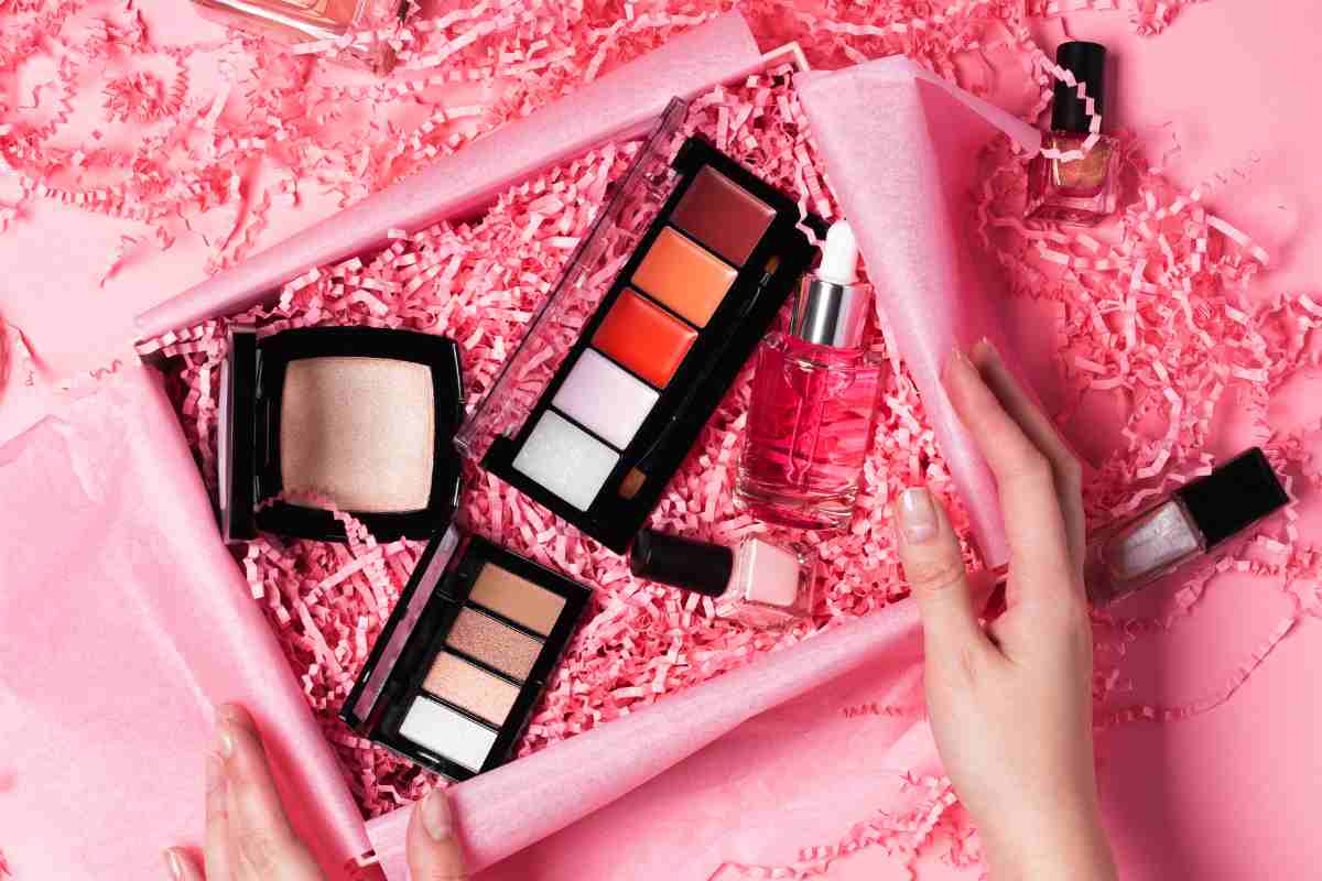uno dei cofanetti sephora pieno di cosmetici con le offerte