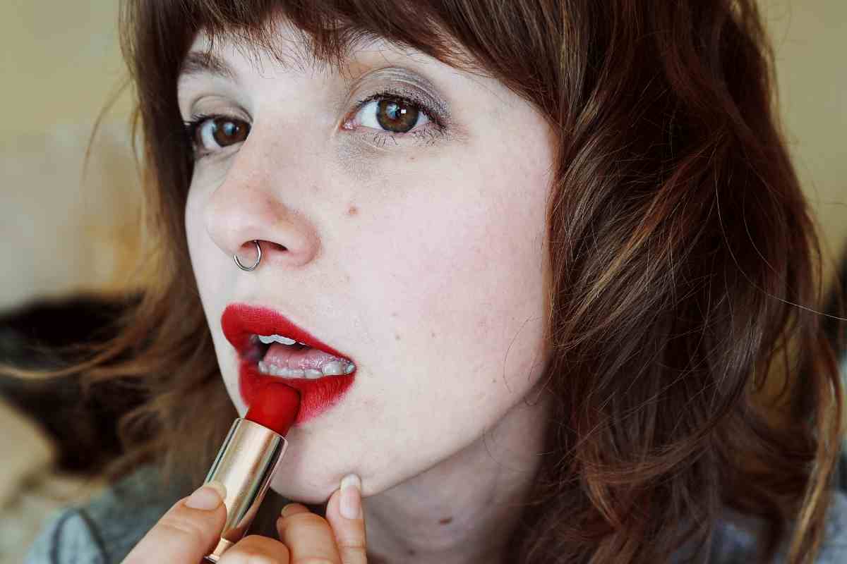 ragazze segue i trucchi per far durare il rossetto più a lungo
