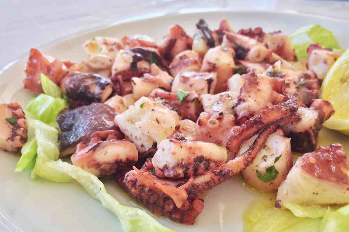 piatto con insalata di polpo