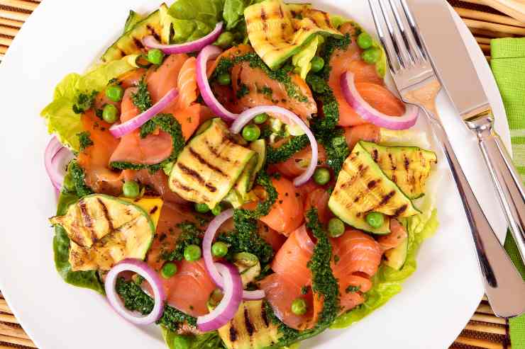 Insalata con salmone affumicato in un piatto visto dall'alto