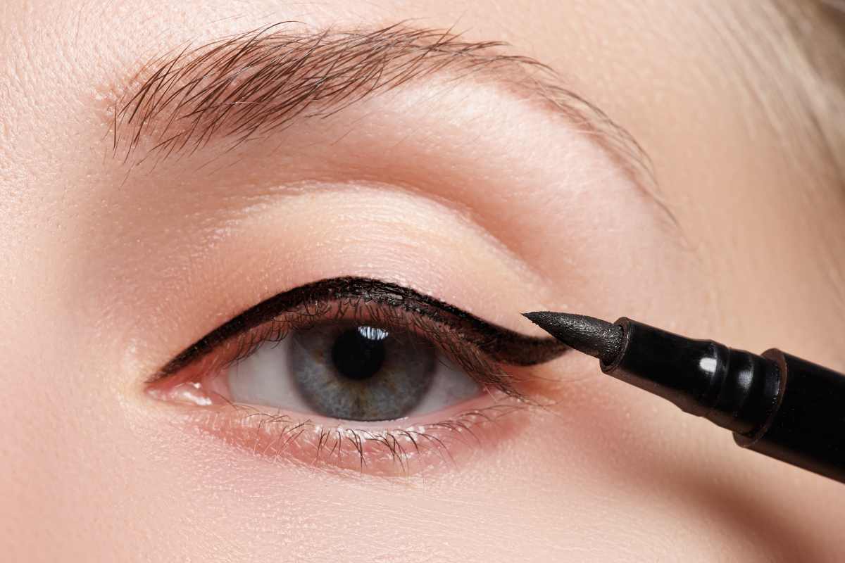 occhio con eyeliner waterproof e applicatore