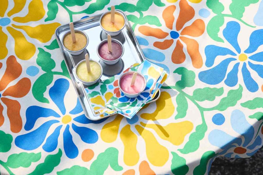 una tavola apparecchiata con prodotti in vendita tra le migliori offerte ikea di luglio