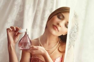 donna si spruzza uno dei migliori profumi in offerta a luglio su Notino