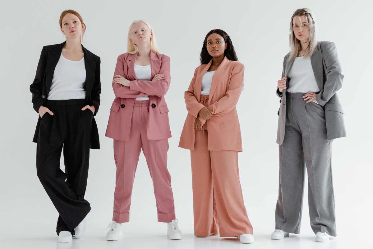 quattro donne indossano diversi tipi di pantaloni