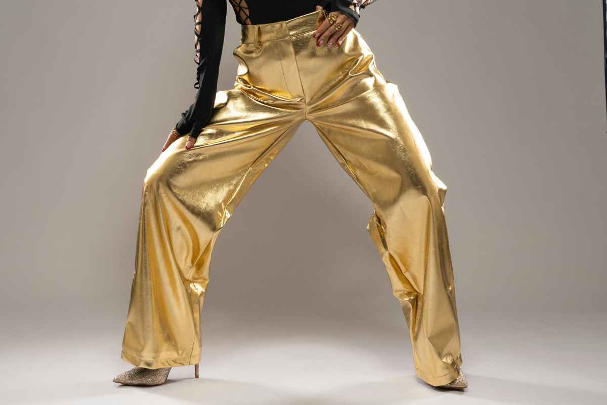 donna con pantaloni lucidi, uno degli errori da evitare a 50 anni