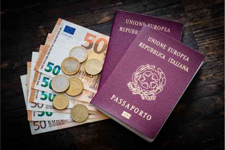 passaporto, banconote e monete come simbolo di quanto costa farlo
