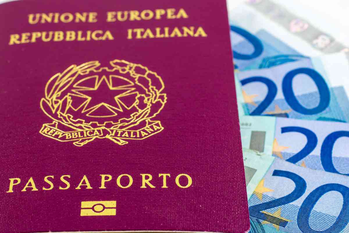passaporto italiano con accanto delle banconote da 20 euro