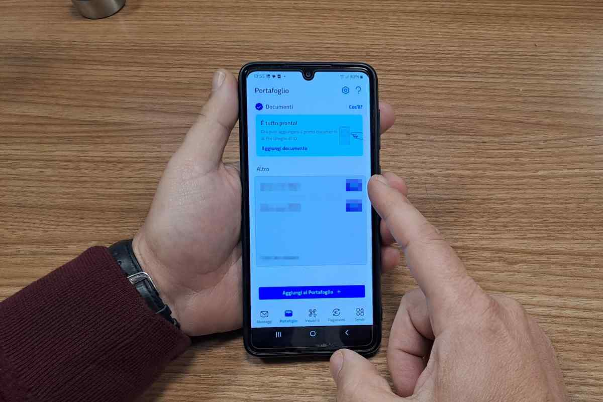 smartphone con il portfolio digitale dell'app io con dentro la patente di guida