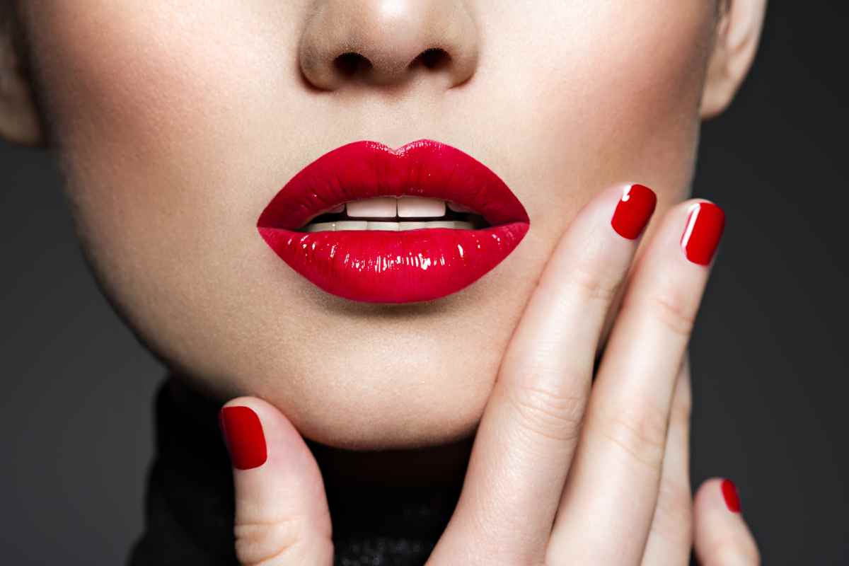 volto di donna con rossetto