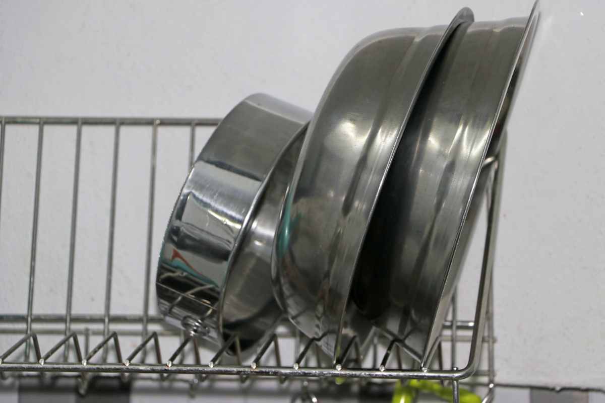 scolapiatti con ciotole di metallo