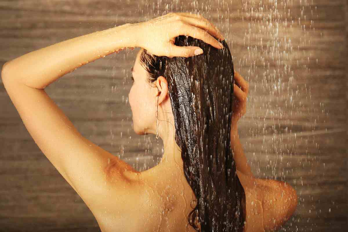 ragazza lava i capelli con uno dei migliori scrub per il cuoio capelluto